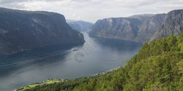 峡湾松恩河Aurlandsfjord从挪威的Stegastein观察点看到图片