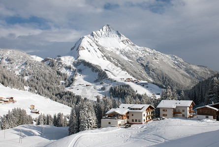 白色的奥地利福拉尔贝格WarthamAlbergBiberkopf山附近的小屋和农舍森林靠近图片
