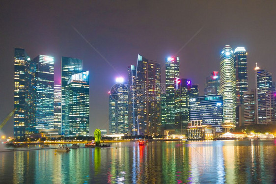 亚洲人结构体新加坡城市在夜景摩天大楼和新加坡市的商业建设中造了一座高天大厦际线图片