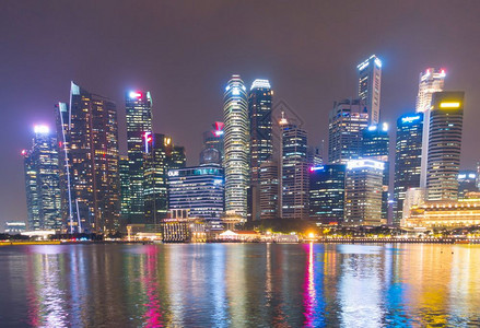 黄昏新加坡城市在夜景摩天大楼和新加坡市的商业建设中造了一座高天大厦塔风景图片