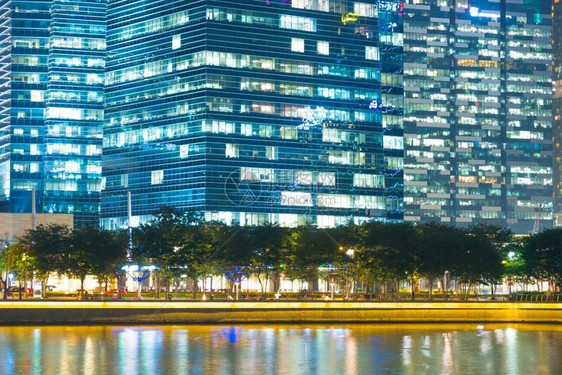 城市景观金融的码头新加坡城市在夜景摩天大楼和新加坡市的商业建设中造了一座高天大厦图片