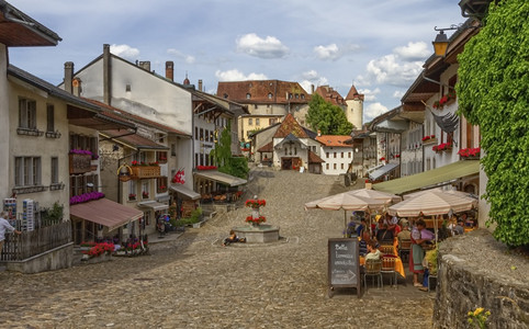 浪漫的历史屋瑞士弗里堡州格鲁耶雷村的Fribourg县Gruyere村主要街道在美丽的一天前图片