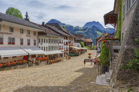 历史格吕耶尔干酪瑞士浓味欧洲的瑞士弗里堡州格鲁耶雷村的Fribourg县Gruyere村主要街道在美丽的一天前图片