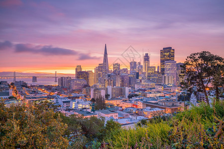 中央美州旧金山市中心商业的美丽景色黄昏时黎明城市图片