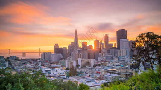 美州旧金山市中心商业的美丽景色黄昏时桑风景优美办公室图片