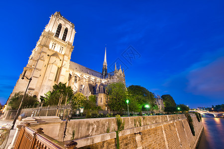 2014年6月PARIS2014年6月PARE圣母教堂与游客一起在晚上夜间参观圣母玛利亚是欧洲访问最多的纪念碑灵巴黎六月图片