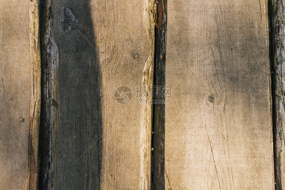 松树外门木质料阳光明亮面板粗糙框架木制的图片