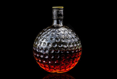 科涅克白兰地黑底威士忌的旧杯子黑色本底瓶子的图片