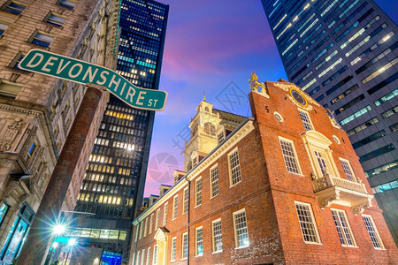 美国马萨诸塞州波士顿黄昏的旧州立大厦英国吸引力镇图片