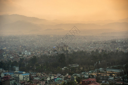 天线尼泊尔加德满都市的空中景象亚洲人口稠密图片