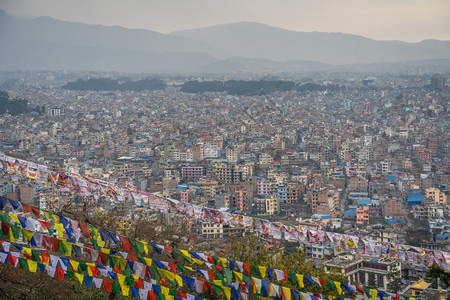 斯瓦扬布纳特寺庙都会尼泊尔加德满都市的空中景象图片
