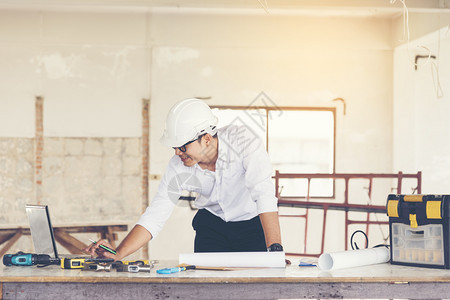 从事建筑工地程构想的英俊设计师图片