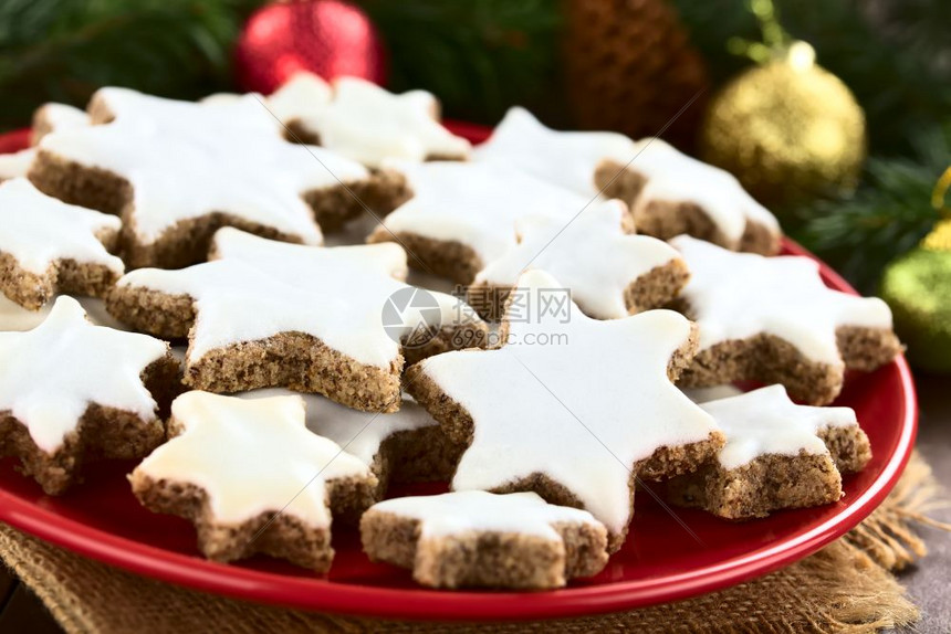 季节传统的德国辛特斯恩肉桂明星圣诞饼干由地杏仁肉桂蛋白和美食者糖最有选择焦点上蛋白最高选择焦点上的甜瓜德国辛特森圣诞曲奇中的三分图片