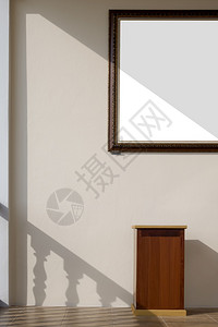 空白的垂直框架内建概念木板在瓷砖地上竖立木架的金黄色水泥墙上的陈年相框表面阳光和阴影柚木家图片