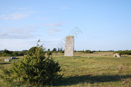 库尔曼杜松站立的石头一个古老的纪念碑在瑞典群岛奥兰的一个大平原草上维京人背景图片