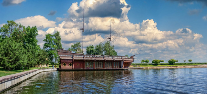 乌克兰基辅0712MezhyhiryaResidence的木帆船驳或舶餐厅在阳光明媚的夏日乌克兰基辅的Residence第聂伯河图片