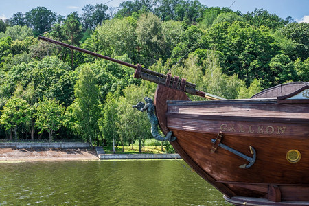或者乌克兰基辅0712乌克兰基辅MezhyhiryaResidence的木帆船驳或舶餐厅在阳光明媚的夏日乌克兰基辅的Reside图片