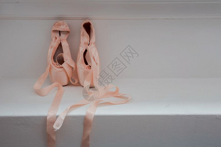 木制背景芭蕾舞女演员的足尖鞋粉色芭蕾舞木制背景芭蕾舞女演员的漂亮足尖鞋粉色芭蕾舞类粉色的活动图片