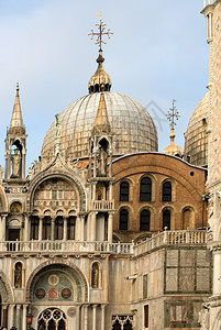 正面砖意大利威尼斯圣马克柯巴西利卡的圆顶和相邻塔楼图片