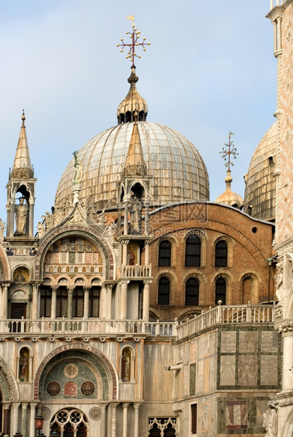 正面砖意大利威尼斯圣马克柯巴西利卡的圆顶和相邻塔楼图片