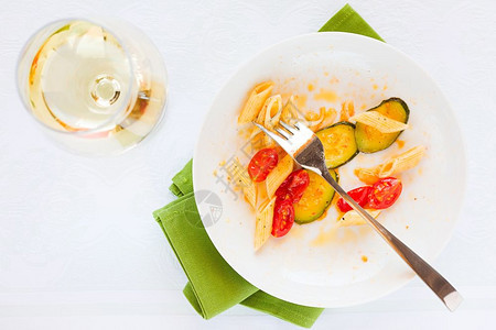 意大利传统面食和青尼樱桃番茄和白葡萄酒从意大利面上方的粉和西尼及樱桃红柿食物新鲜的洋葱图片