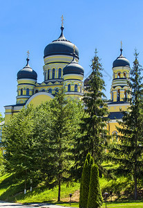 摩尔多瓦基希涅夫Suruchensky修道院的教堂圆顶摩尔多瓦基希尼夫修道院的东正教堂塔金的中央图片
