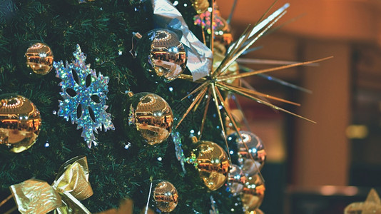 闪亮圣诞树装饰品图片