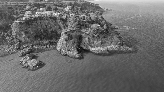 CaminiaLido夏季卡拉布里亚海岸线全天空中观察白色的建立岩石图片