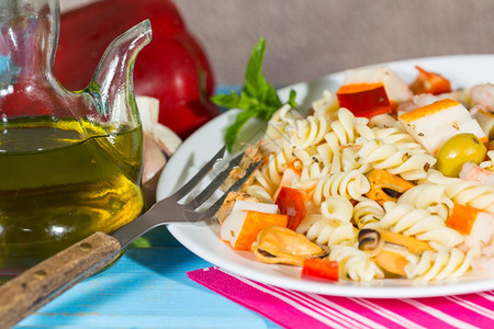小吃典型的地中海食谱品沙拉盘子图片