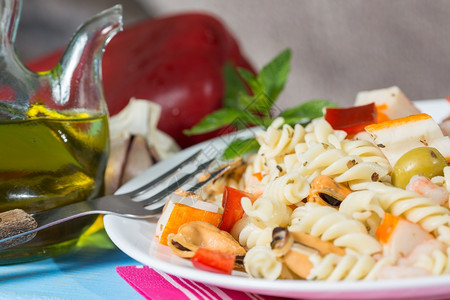 沙拉蔬菜典型的地中海食谱品碗图片