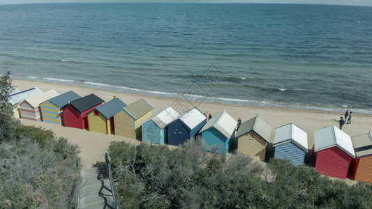 海洋精彩的黄色BrightonBeachBoxes澳大利亚维多州冬季空中全景图片