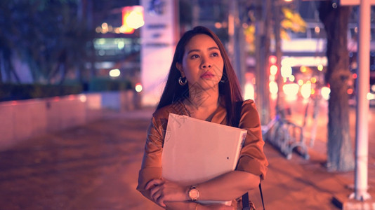 美丽的年轻女士在夜市街道上行走身处城市深夜忙碌的快乐成人图片