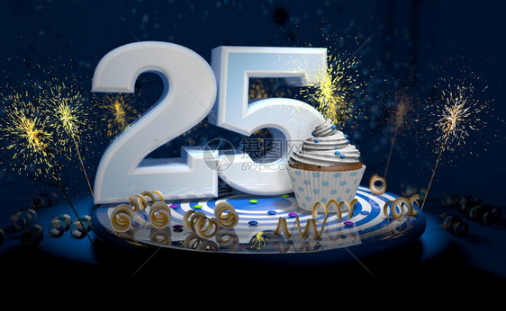 问候装饰25岁生日或周年纪念带有闪亮蜡烛的杯饼大数量用白纸条蓝色桌上有黄流体黑背景满火花的彩蛋三张图示25岁生日或周年蛋糕大数量图片