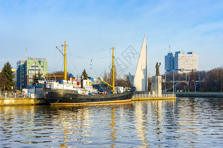 村庄2019年2月9日俄罗斯加里宁格勒普雷戈尔河堤岸渔民纪念碑和神奇工人尼古拉斯纪念碑2019日渔民纪念碑和神奇工人尼古拉斯纪念图片