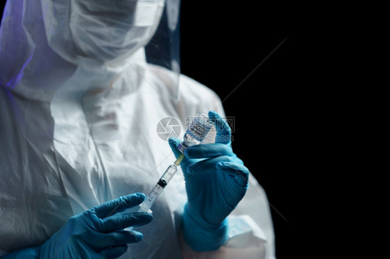 医生手拿疫苗注射器图片