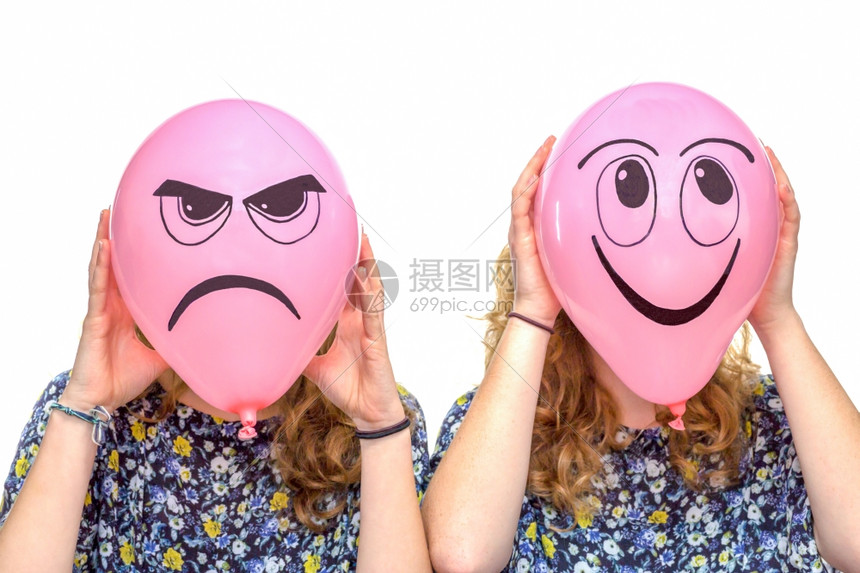 女孩们两个拿着粉红气球面部表情现为沮丧和笑脸的被白色背景孤立嘴图片