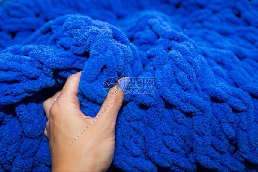 纤维豪华的近身手触摸美丽的蓝色羊毛毯温暖和舒适的概念贴入地点近身手触摸美丽的蓝色面羊毛毯温暖和舒适概念登记地点以及工作c切入柔软图片