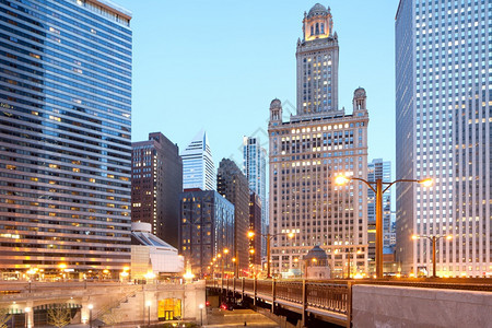 环形历史办公室美国伊利诺斯州芝加哥市中心黄昏的建筑天线图片