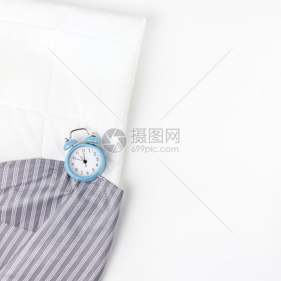 松弛在白色背景上隔离的睡床和蓝闹钟创概念式顶级视野公寓以最起码的风格休息晚安失眠放松疲倦歇斯底里的概念好工作室图片
