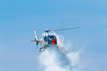 引擎转子参加201年9月日在西班牙帕特鲁拉阿斯卡迪兹第4次航空秀展览的PatrullaAspa直升机1架飞图片