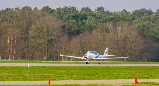 白色特技飞机起娱乐空中运输机杂技演员航班图片