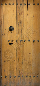 锁垃圾摇滚用铁制成的元素把旧木制的门关上用铁制的刺青板关闭旧木制的门金属图片