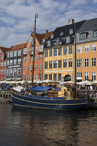 游客丹麦语哥本哈根Nyhavn或NewHarbour是17世纪的滨水运河和娱乐区从KongensNytorv到港战线该区由17世图片