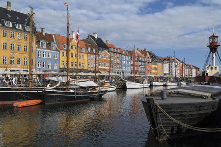 哥本哈根Nyhavn或NewHarbour是17世纪的滨水运河和娱乐区从KongensNytorv到港战线该区由17世纪和8初彩图片