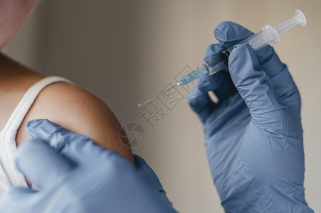 医生给病人注射疫苗图片