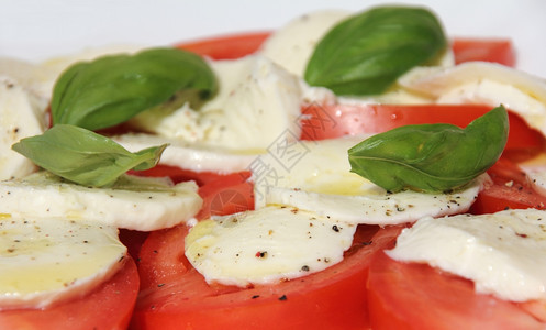 健康绿色新鲜和美味的西红柿巴尔马扎里拉和橄榄油起司图片