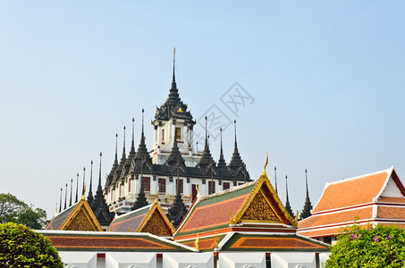 泰国曼谷拉查纳达兰寺的LohaPrasat金属城堡绿色艺术拉差纳达姆图片