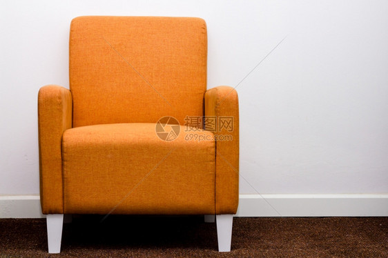 橙子白墙背景的色沙发家具邀请目的图片