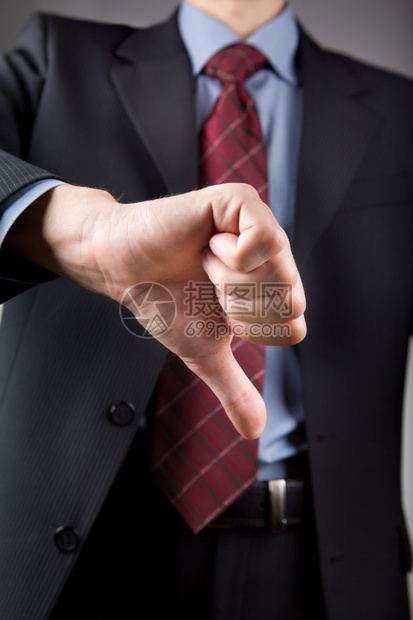 身穿盛装的商人举着不赞成的拇指向下白色年轻大拇指图片