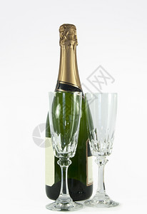 香槟瓶装用两杯白墨镜隔离在色上闪发光的浪漫霞多丽图片